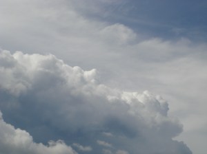 nubes solo unas grises